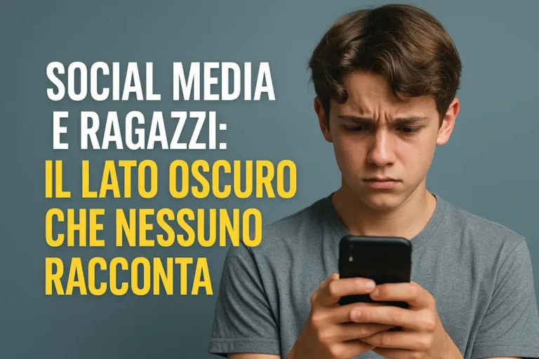 Blog News 3 Adolescente preoccupato guarda lo smartphone, sfondo grigio